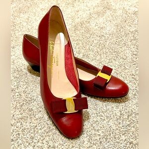 Classy and Elegant! Salvatore Ferragamo classic heel pump.